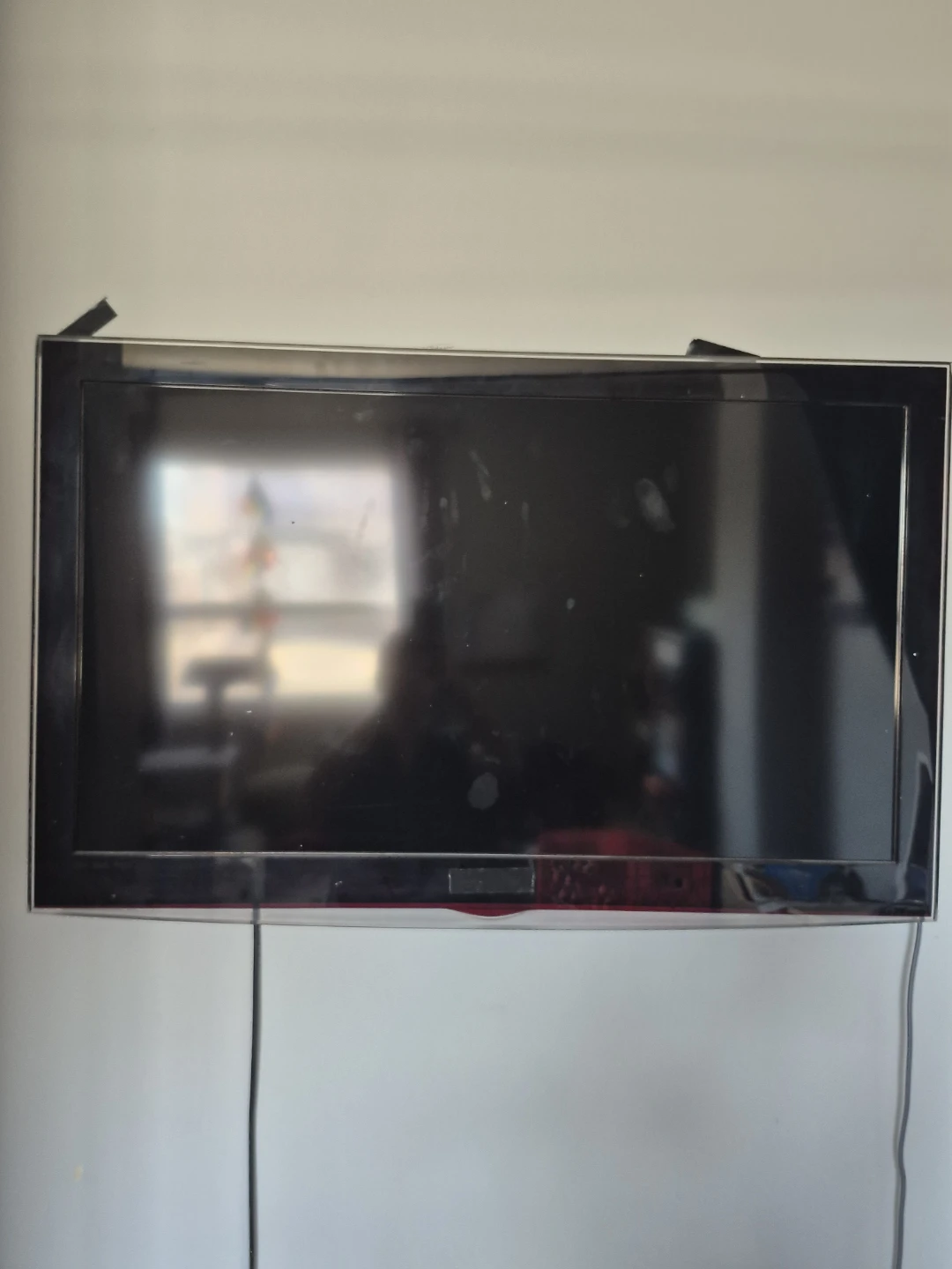 Samsung TV with remote and wall mount