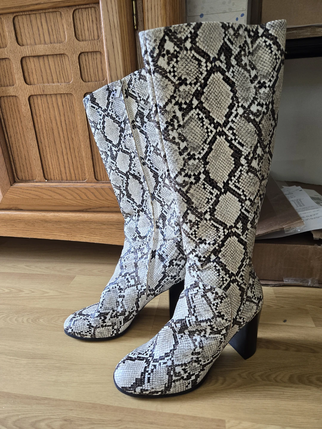 🥕 Kenneth Cole Women's Snake Print Knee-High Boots Size 9.5 - photo 2