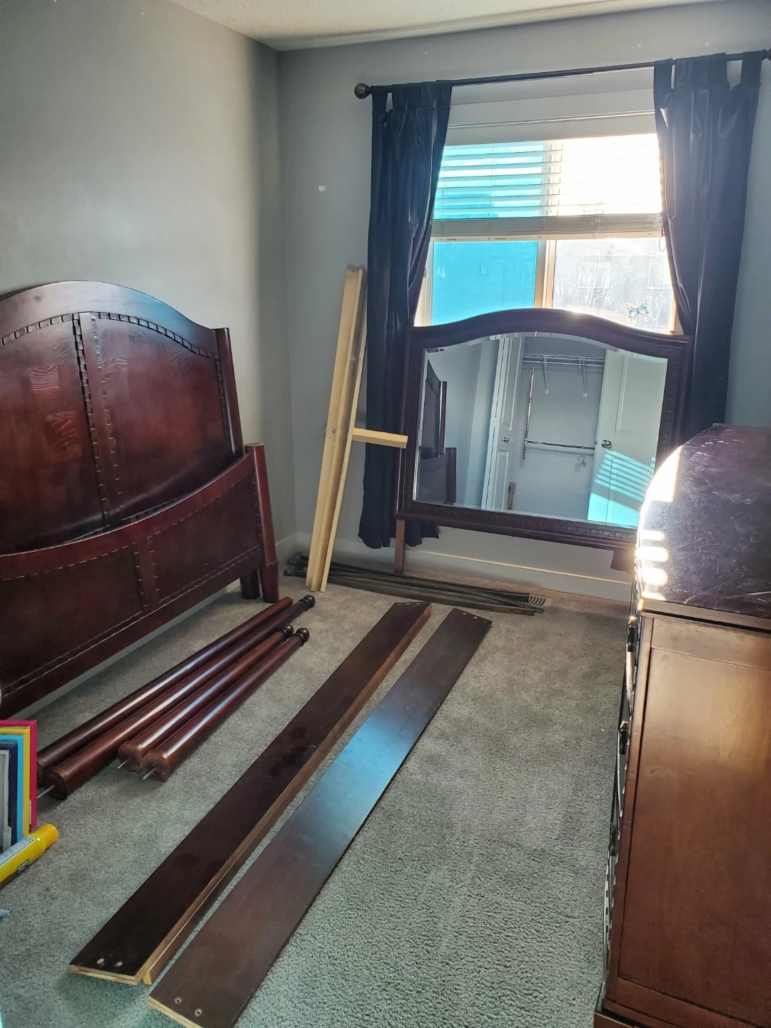 Dark Wood Four Poster Bed Frame and Dresser Set - photo 4