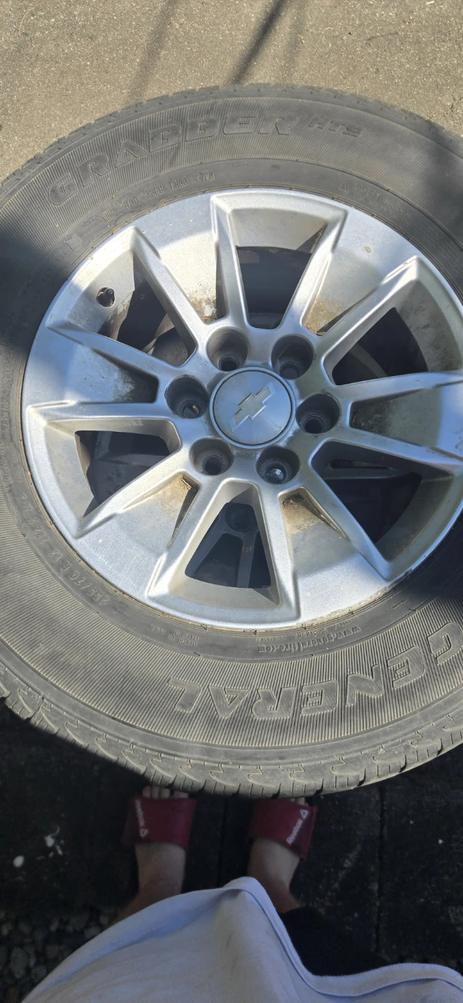 Set of 4 Chevrolet avalanche tires - photo 2