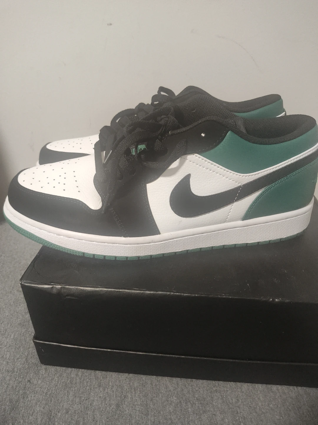 Air Jordan 1 Low SE "Green Glow"