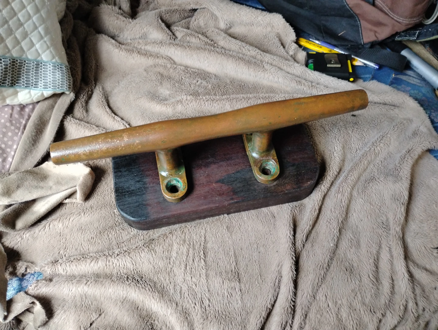 Large bronze ship cleat on hardwood base plate - photo 2