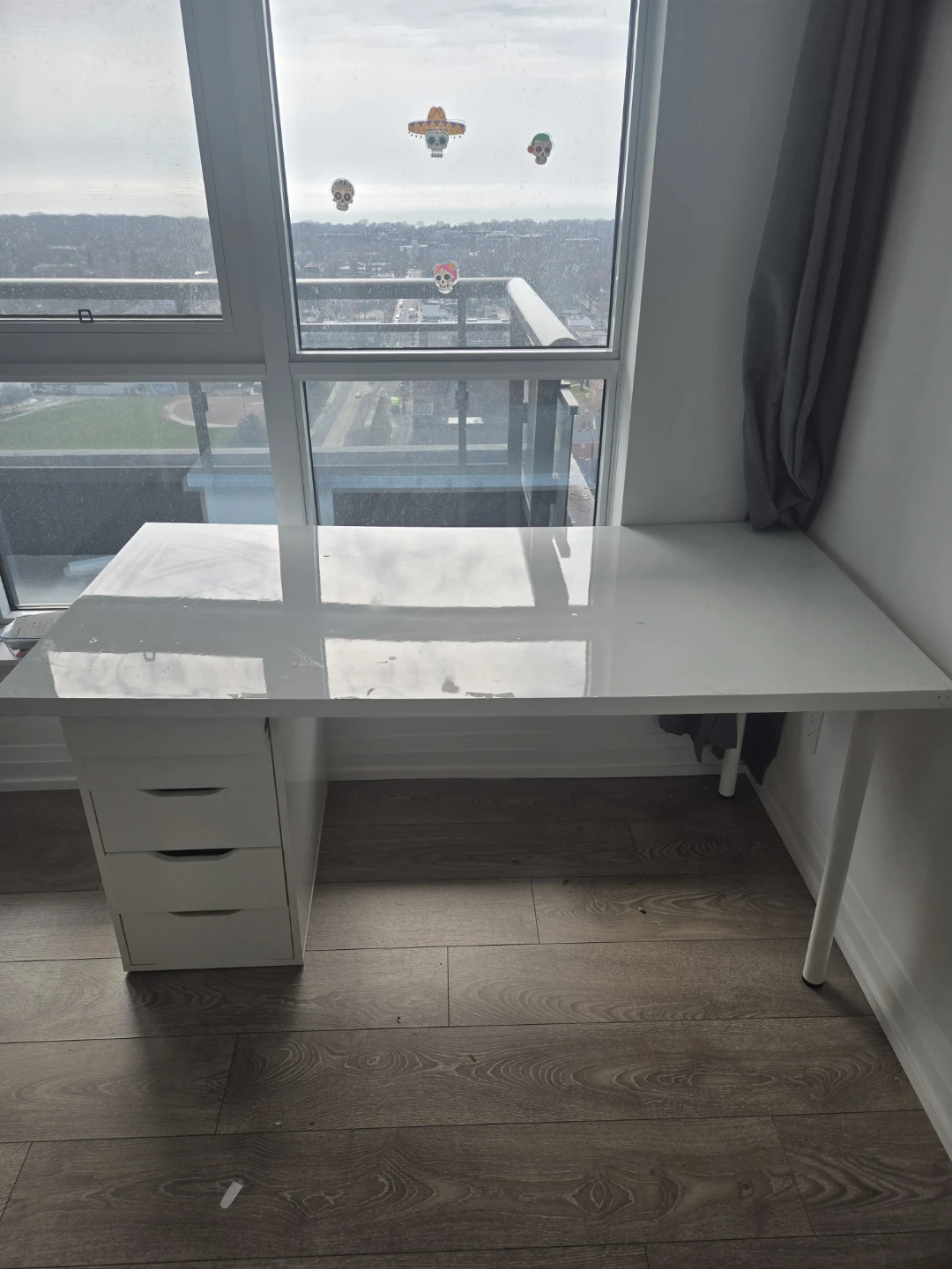 White desk with drawers