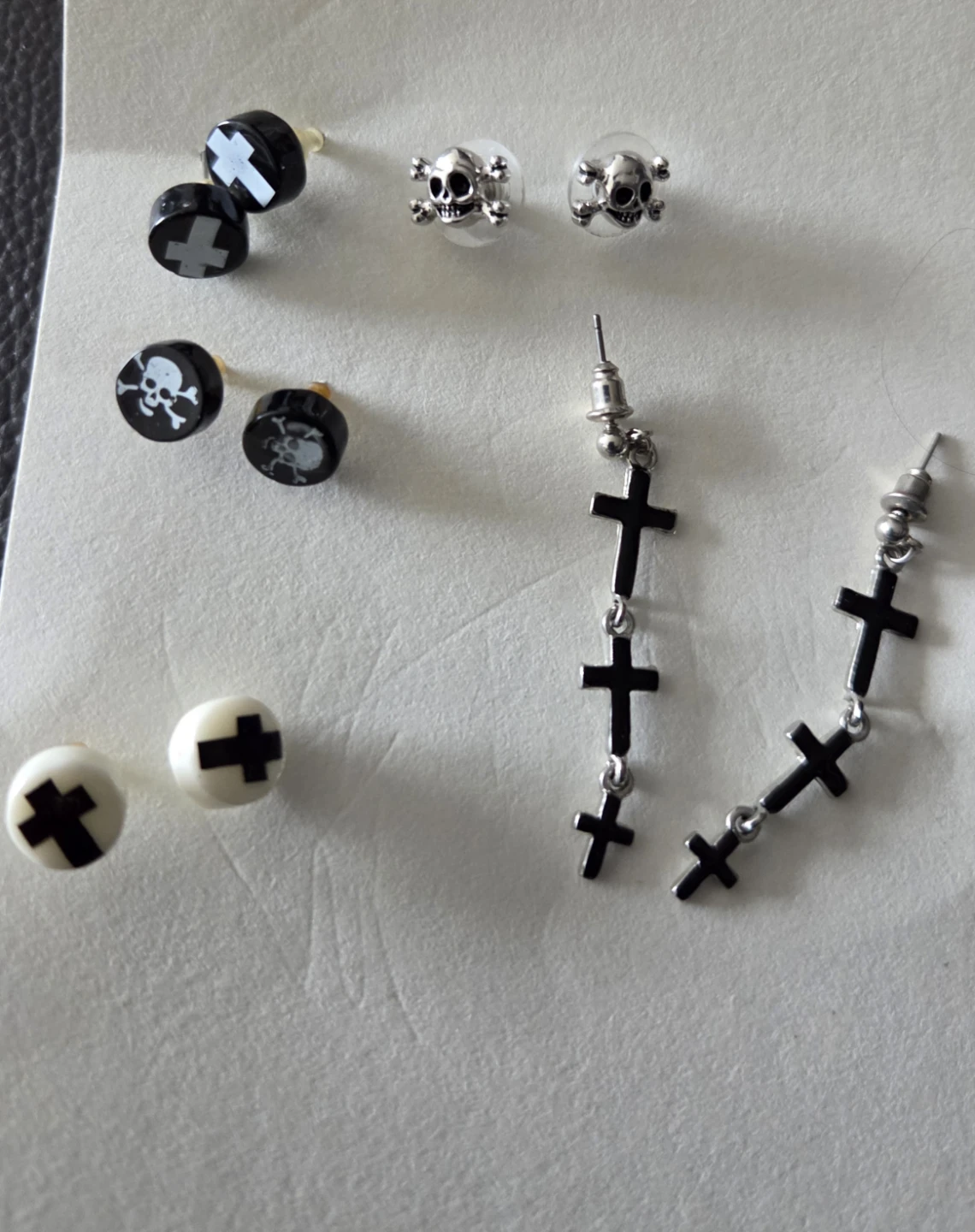 #🤎🥕FREE Assorted Goth Style Earrings