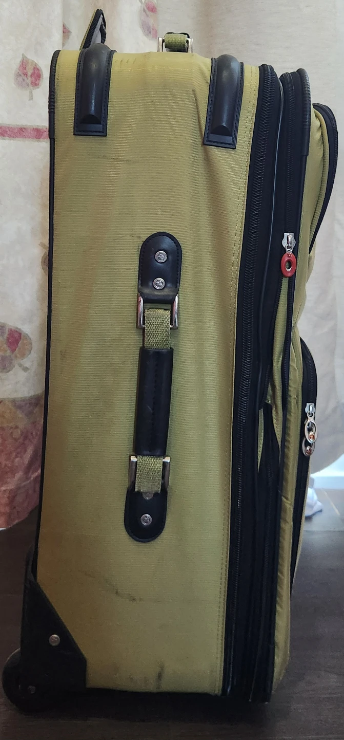 Swiss Gear Rolling Suitcase - photo 2