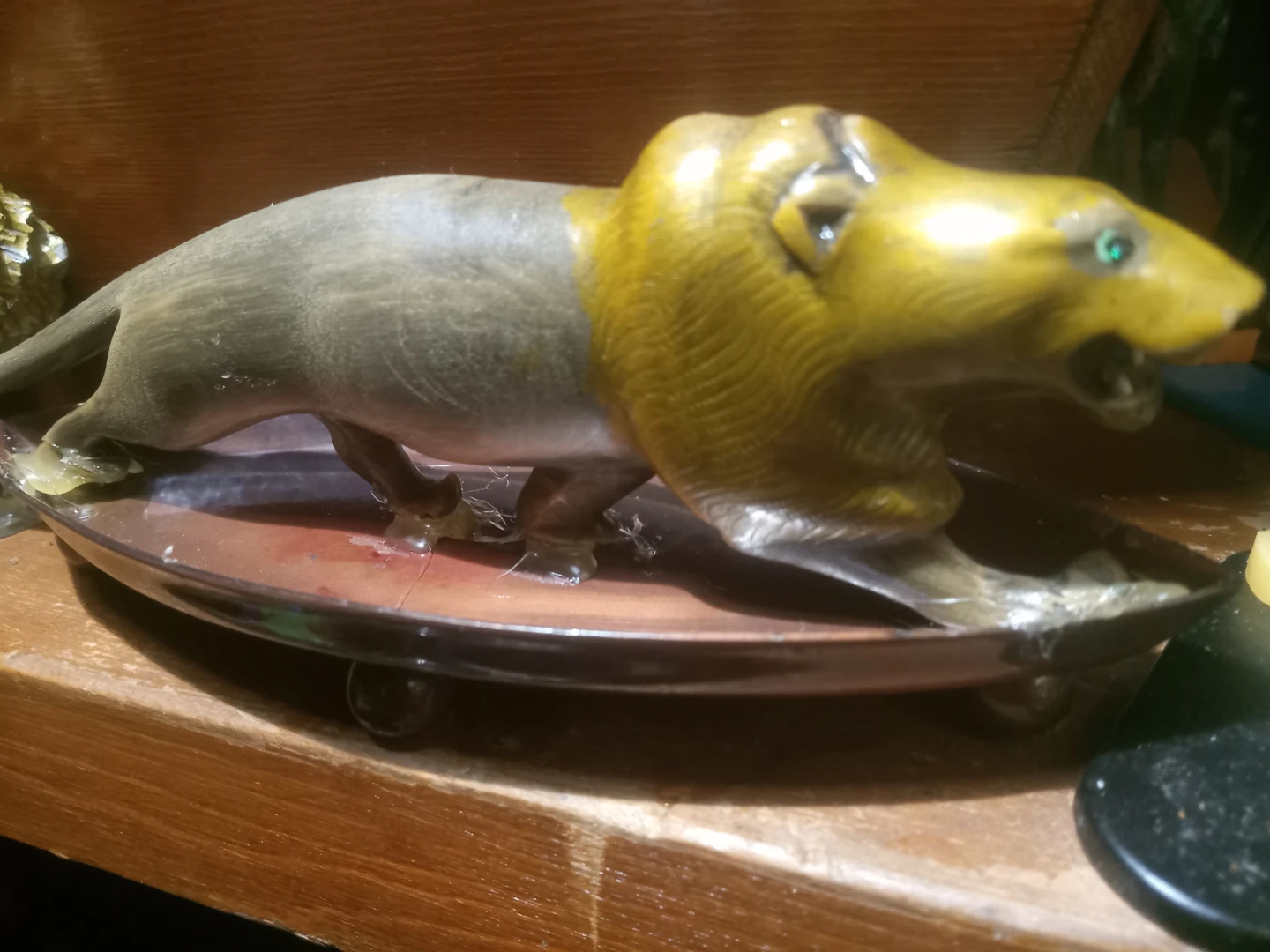 Horn carved lion on copper tray - photo 2