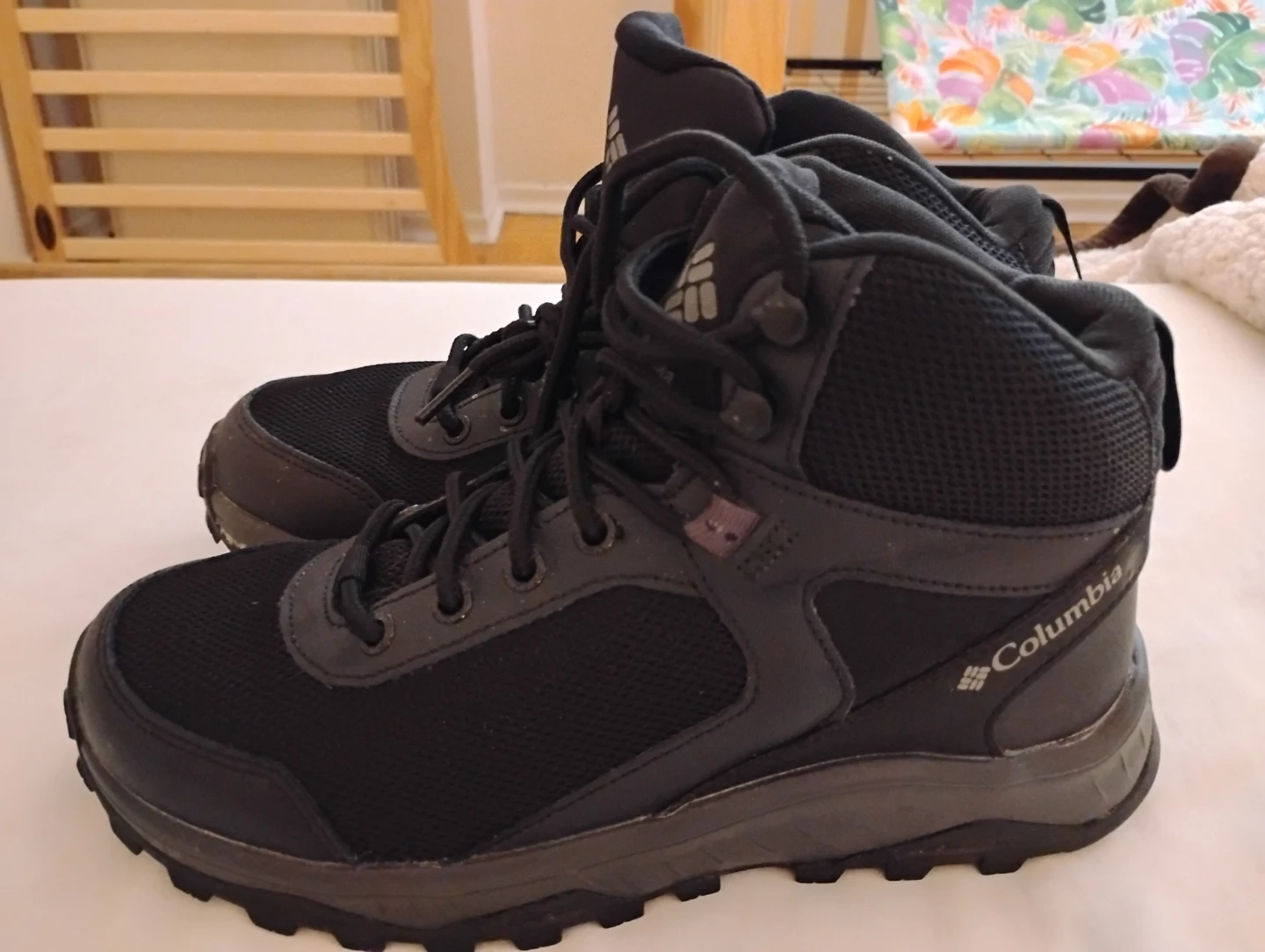 Boys/Men's size 7 Columbia Black Hiking Boots