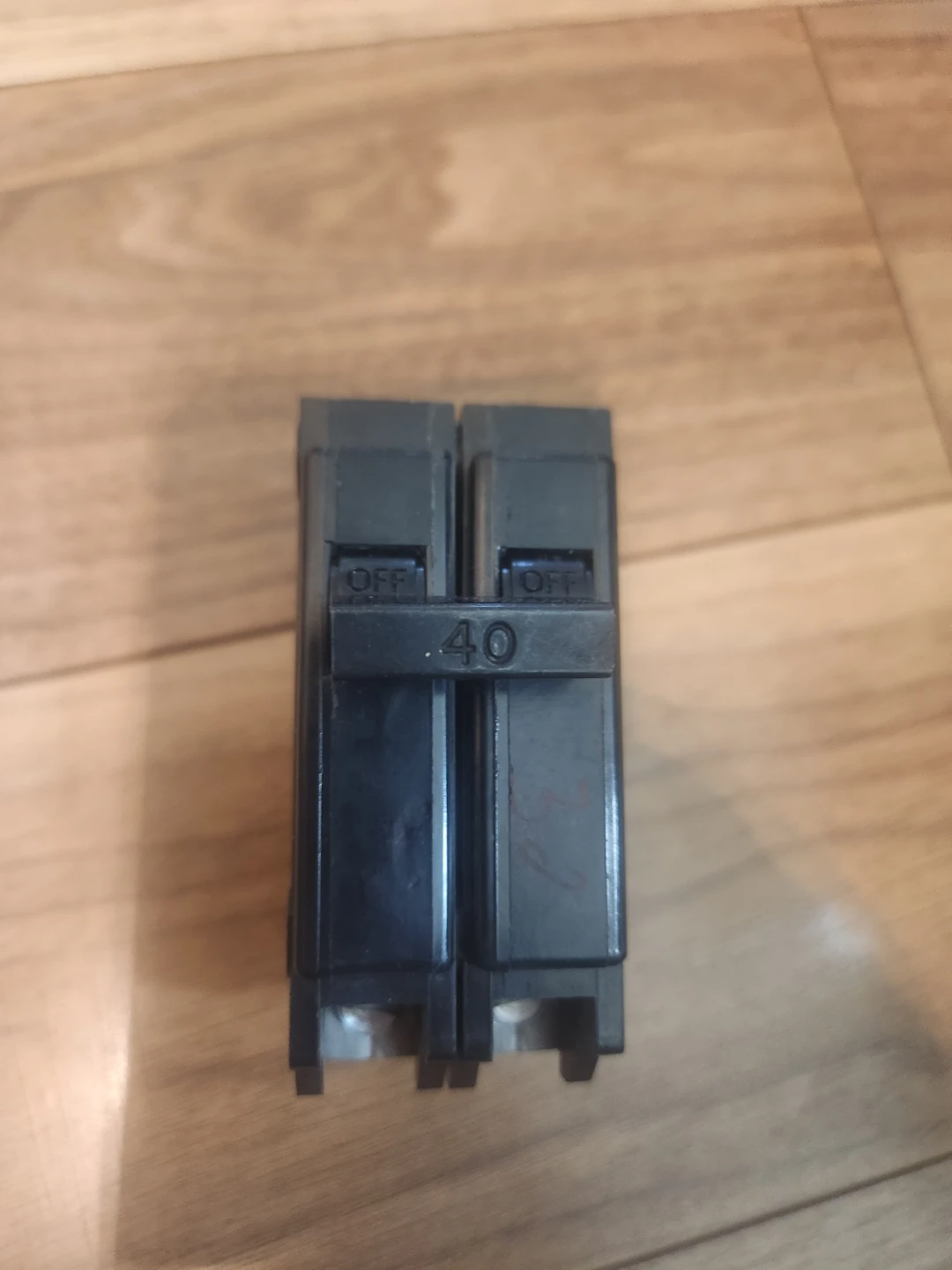 COMMANDER 40 amp double circuit breaker