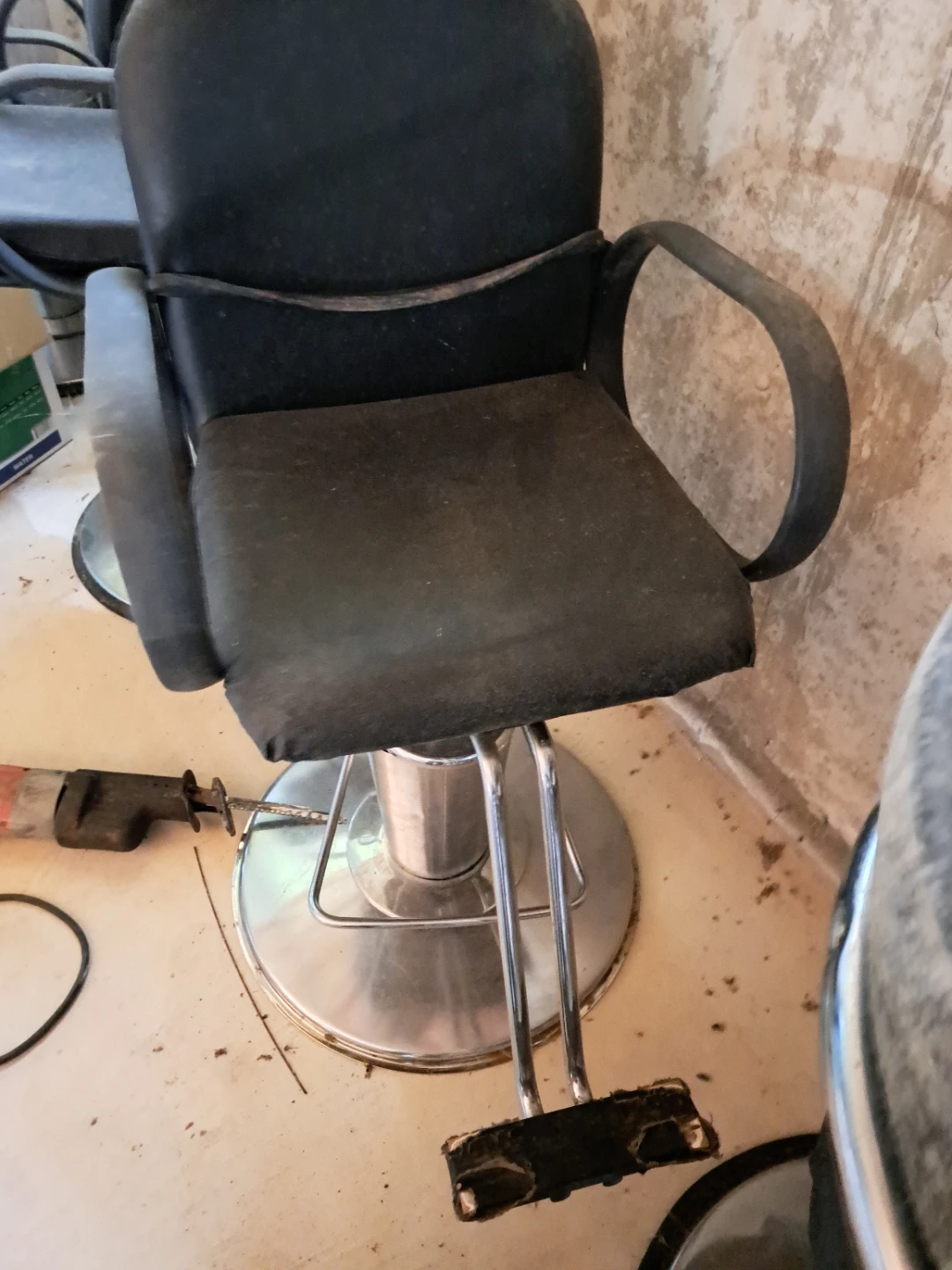 Black Hydraulic Barber Chair with Footrest
