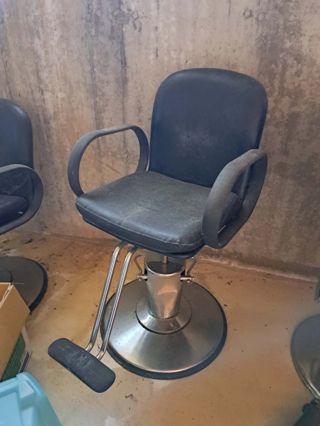 Black Hydraulic Barber Chair with Footrest - photo 2