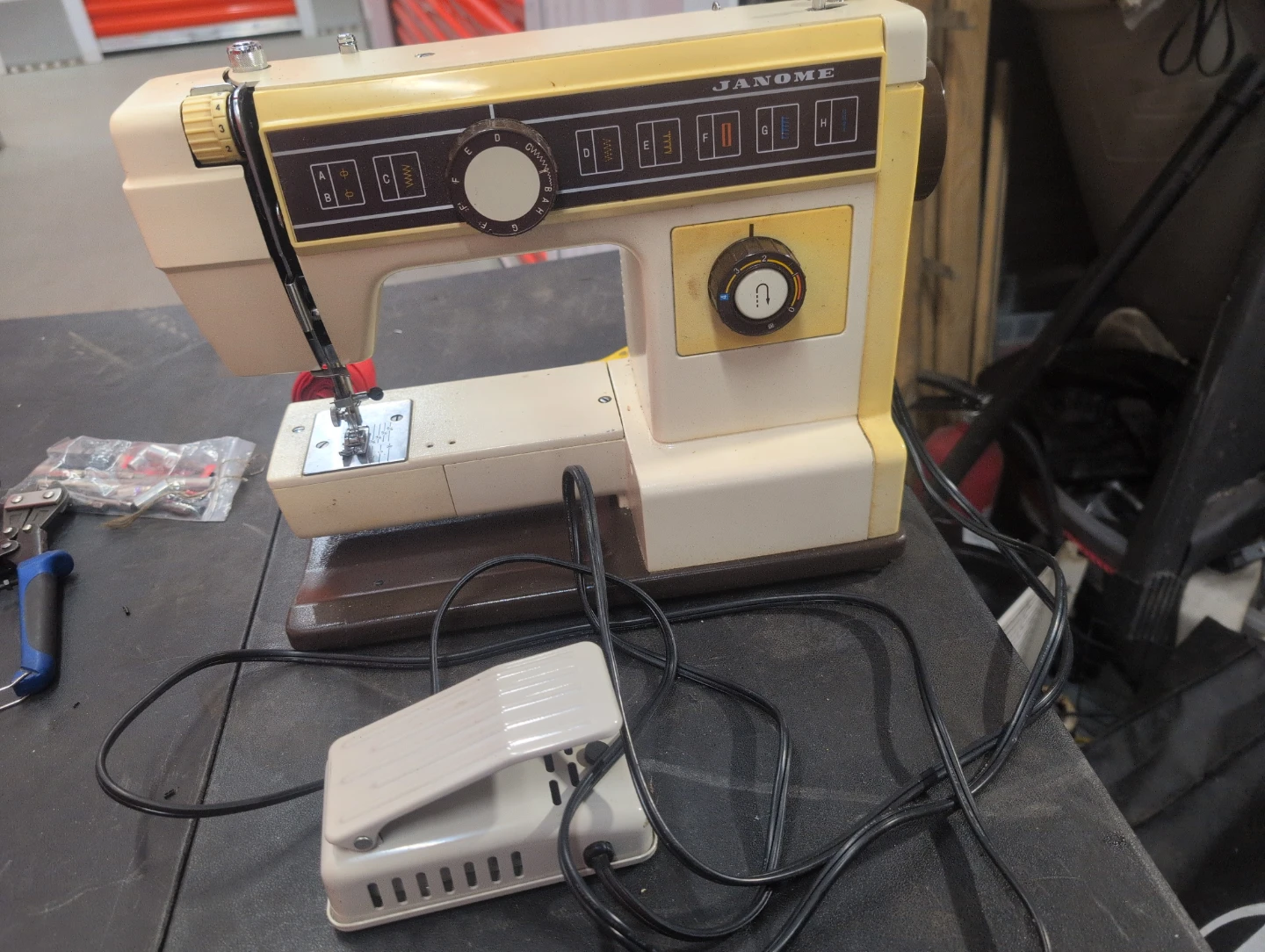 Janome 654 Sewing Machine