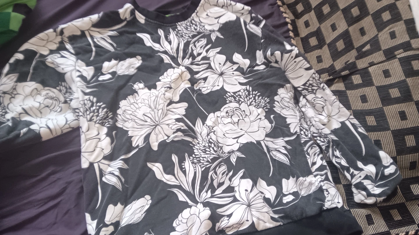 Black floral crewneck sweater - photo 2