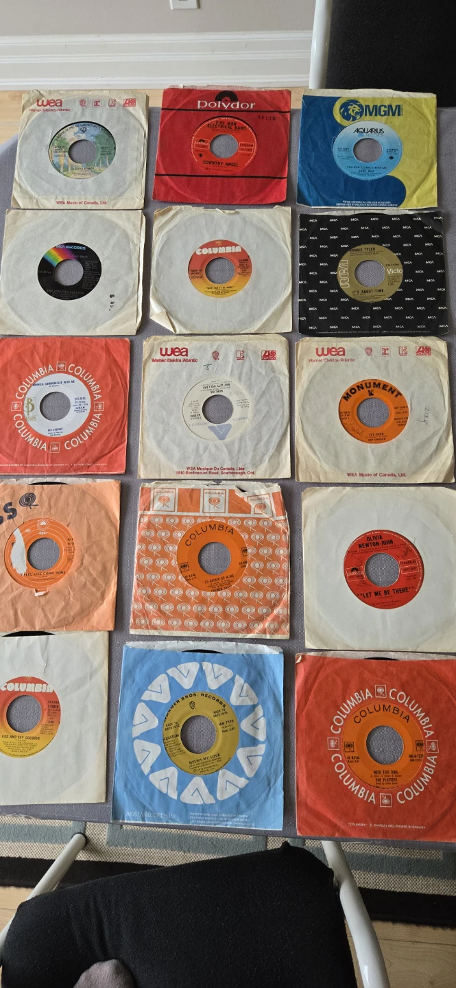 Collection of 15 Vintage 7-inch Vinyl Records - photo 2
