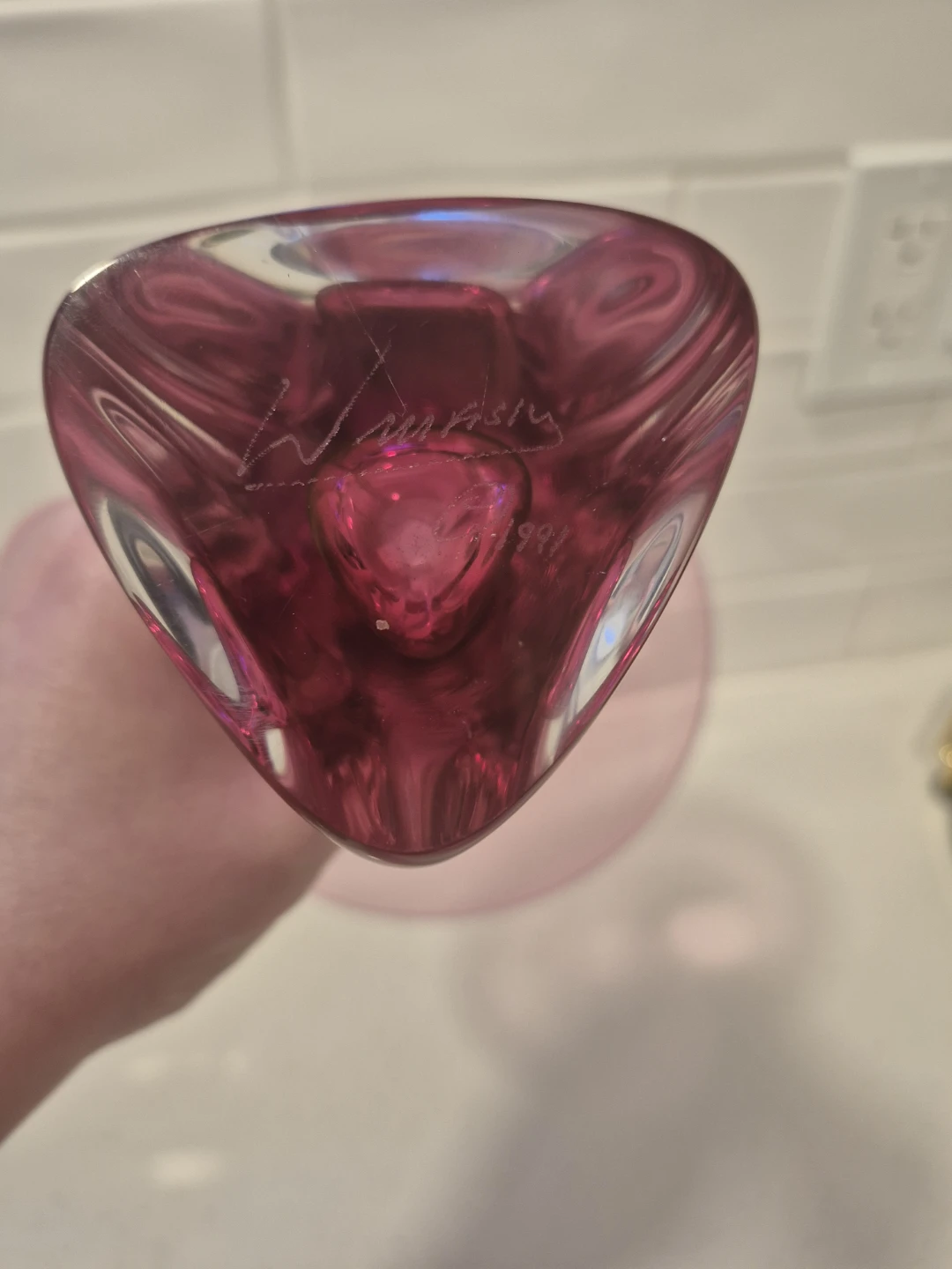 Signed Jonathan Winfisky Art Glass Vase (1991) – Cranberry - photo 2