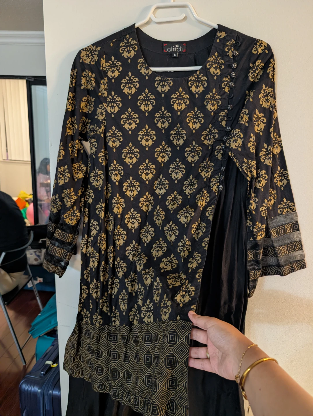 Almirah Black & Gold Print Kurti - Size S - photo 5