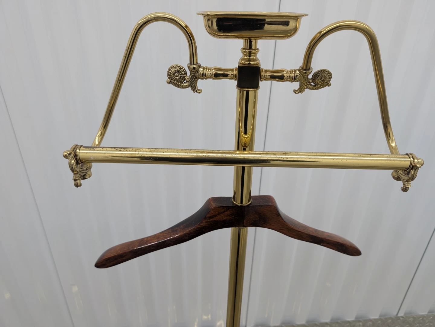 Brass and Wood Valet Stand with Tray - photo 3