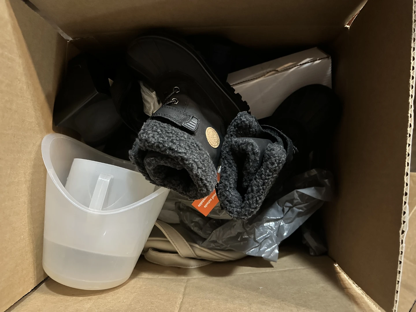 Garage sale at 8 silver maple ct, brampton - photo 4