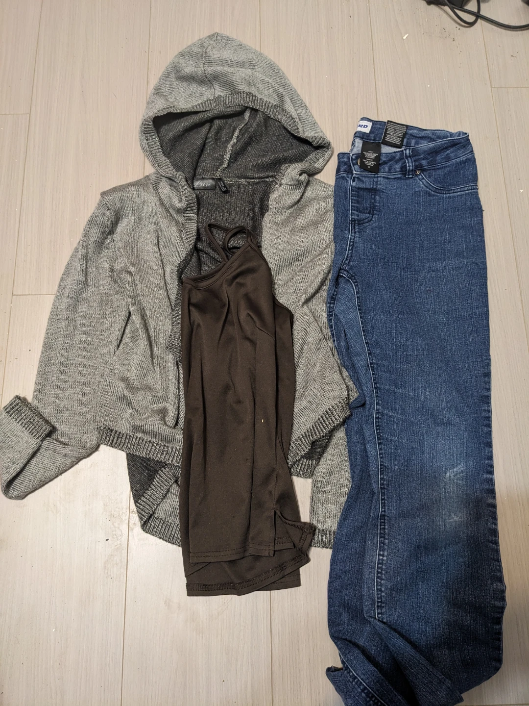 Medium Size Outfit including Jeans, Sweater & Top!