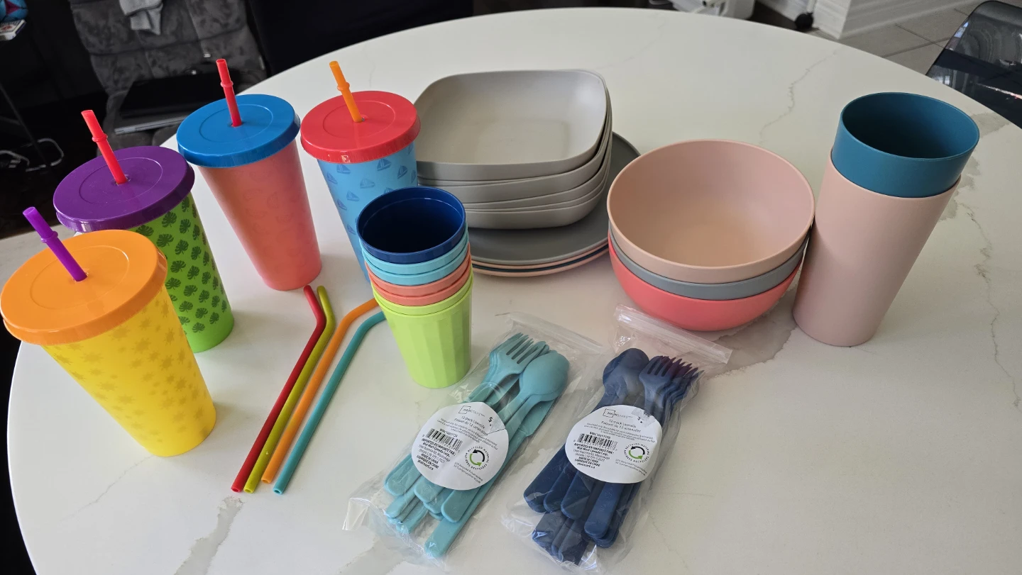 Big New Reusable Dinnerware Set - photo 2
