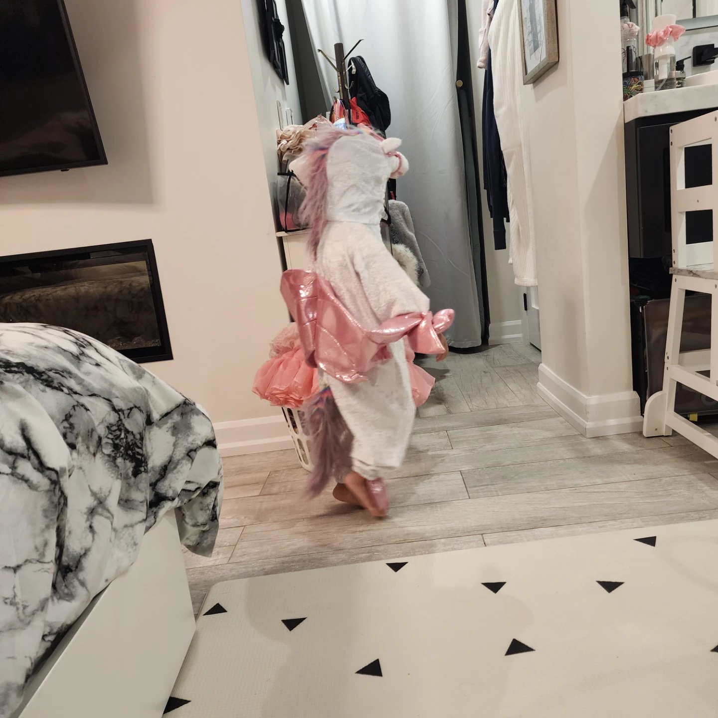 White Unicorn Costume with Pink Wings and Horn - photo 3