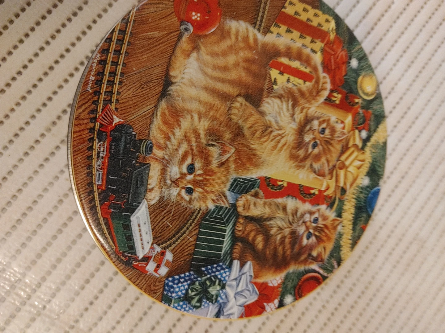 Round Tin with Kittens and Christmas Presents