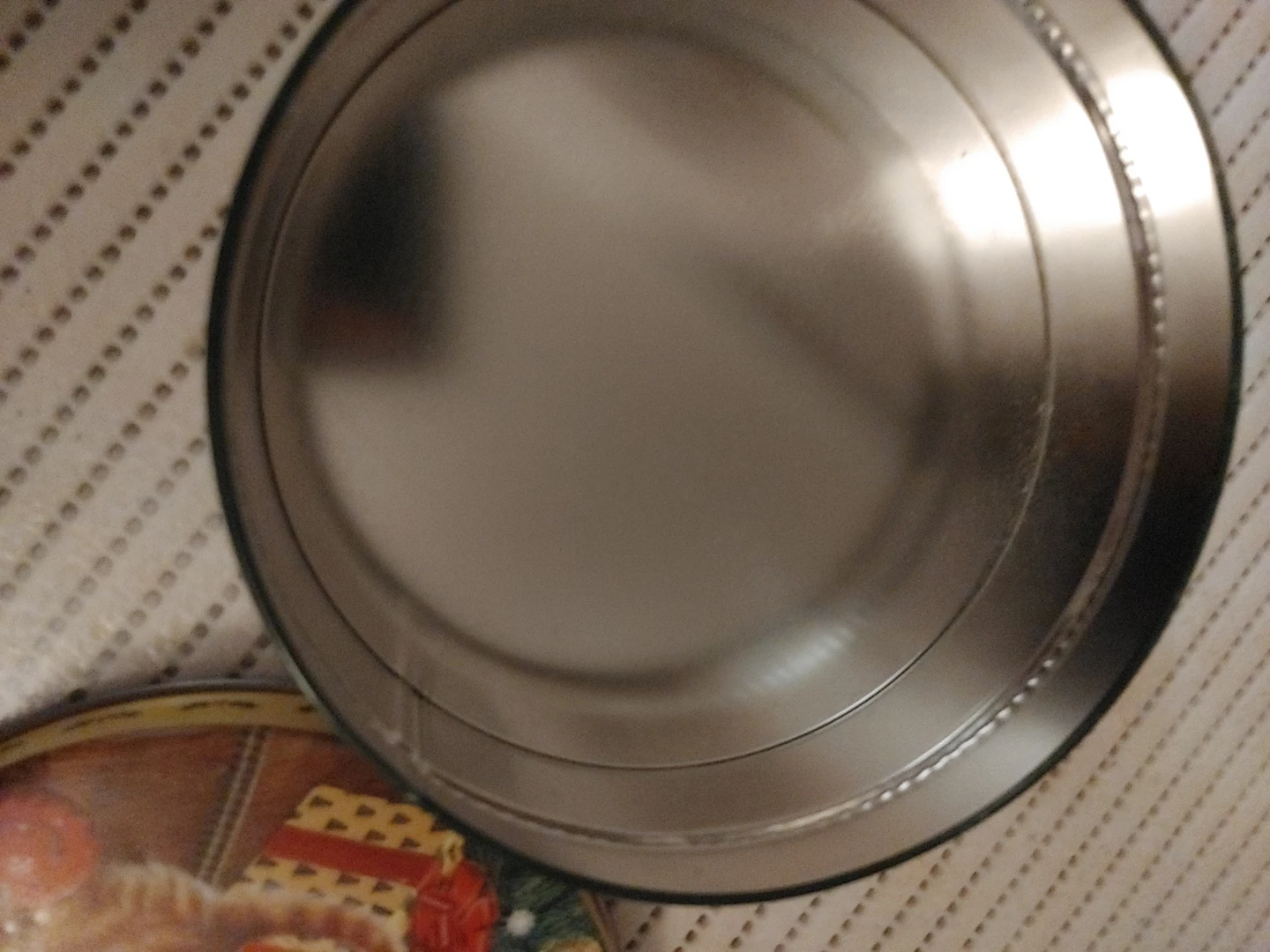 Round Tin with Kittens and Christmas Presents - photo 2