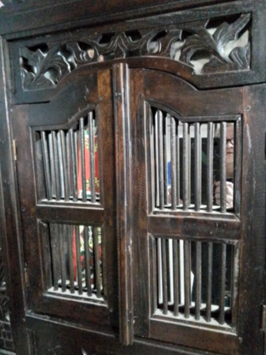 Hand-Carved Solid Wood Mirror with Shutter Doors | Antique - photo 4