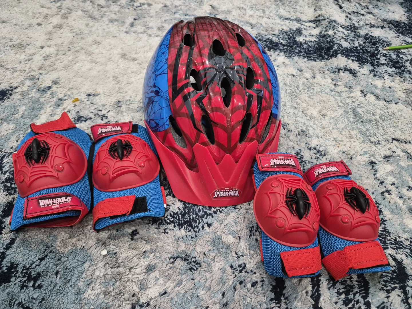Spider-Man Kids Bike with Helmet and Pads