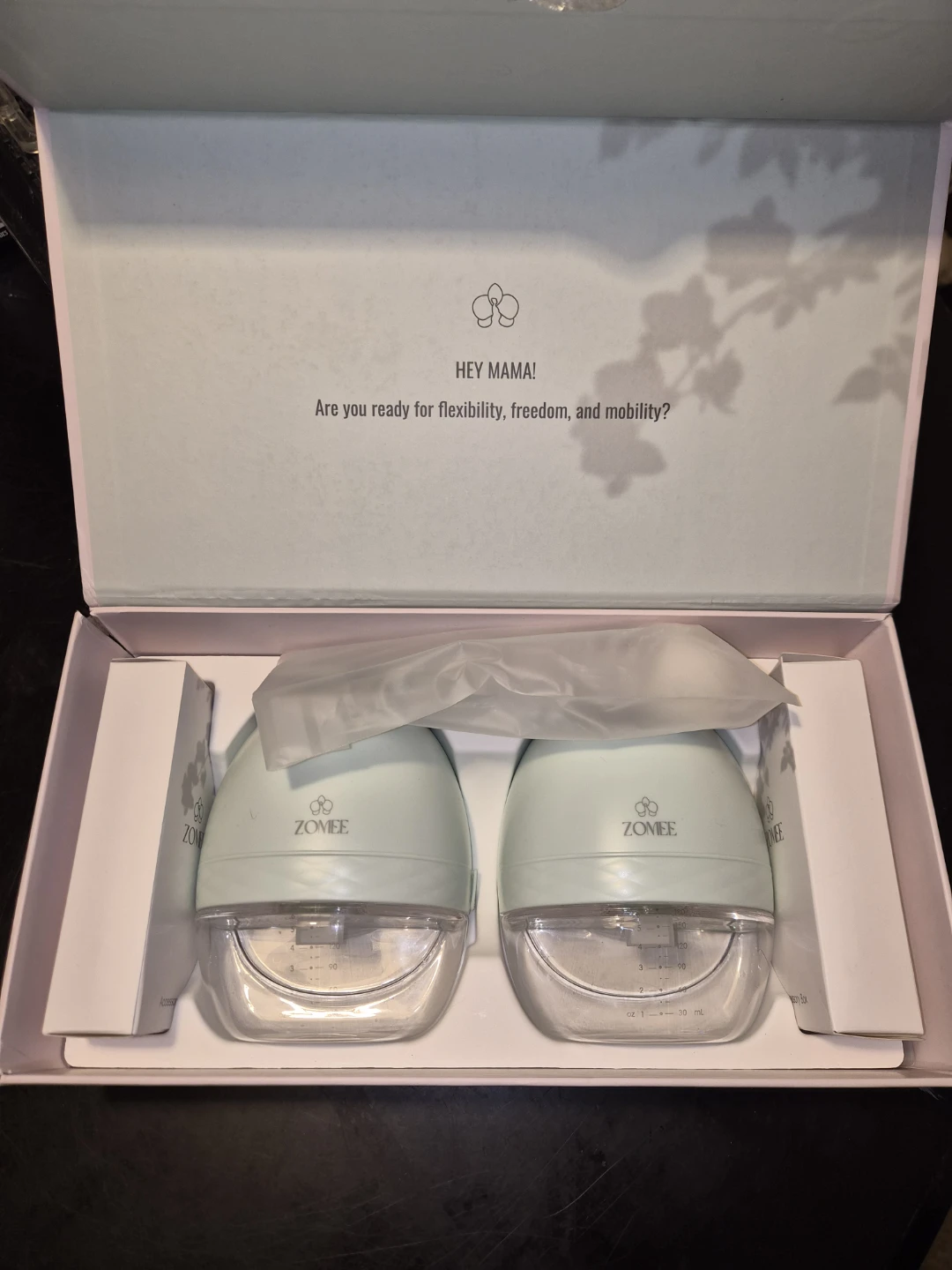 Zomée Fit Wearable Breast Pump Set with 120ct Milk Bags - photo 3