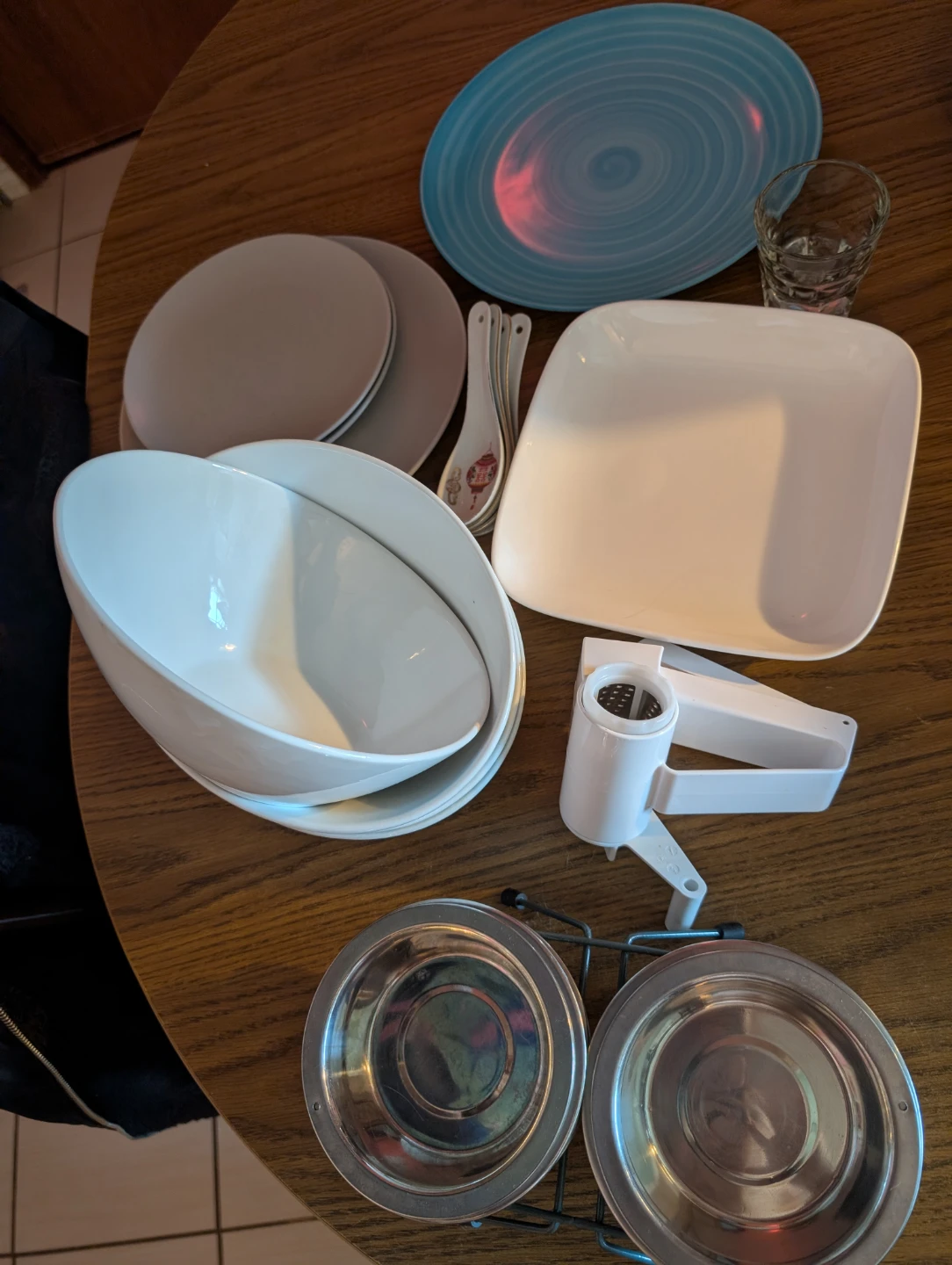 Assorted dishware & pet bowls with stand 🥕