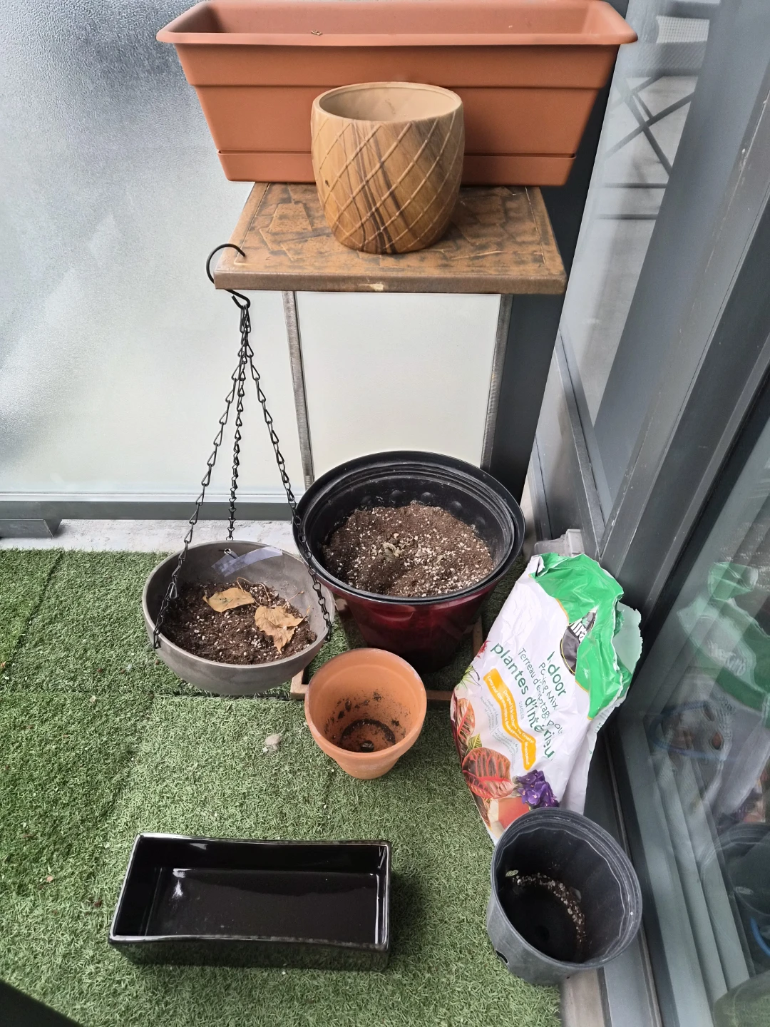 Plant pots, soil, little table