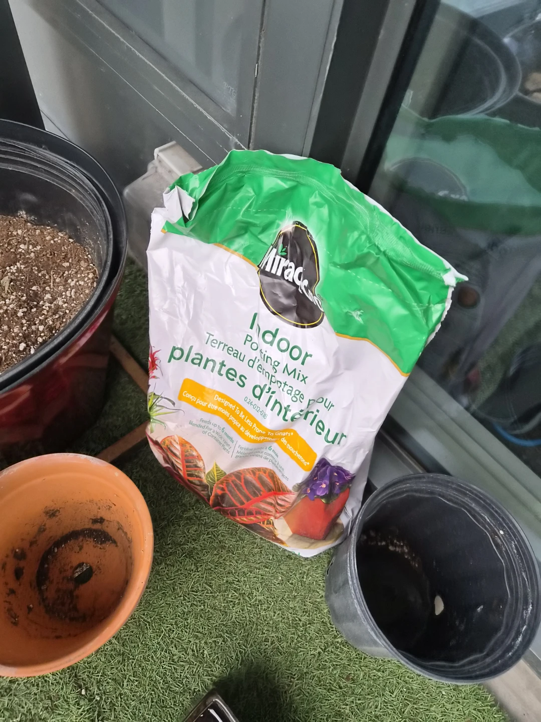 Plant pots, soil, little table - photo 2
