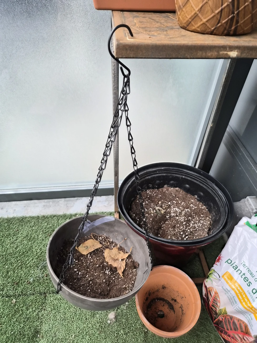 Plant pots, soil, little table - photo 3