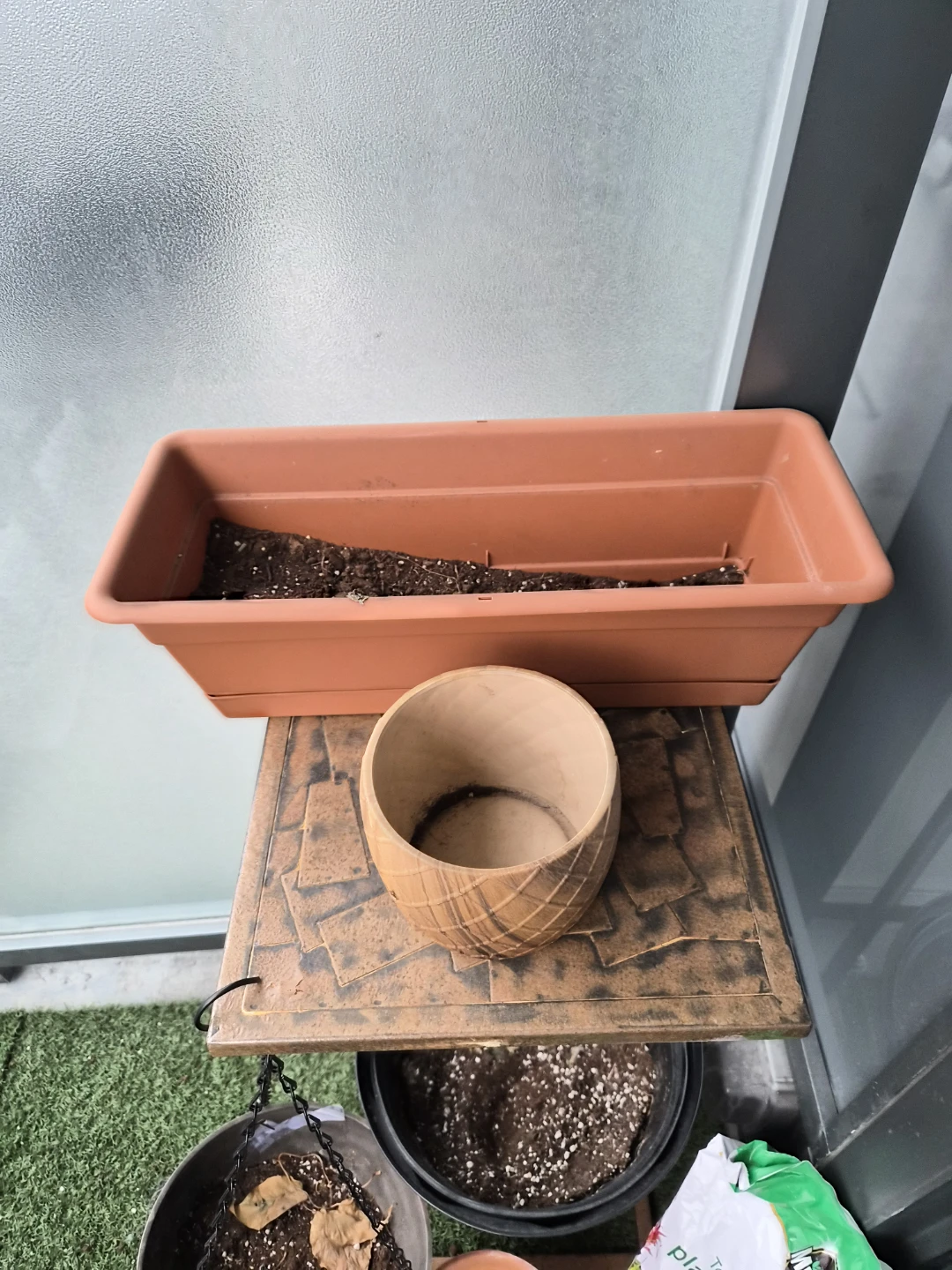 Plant pots, soil, little table - photo 4