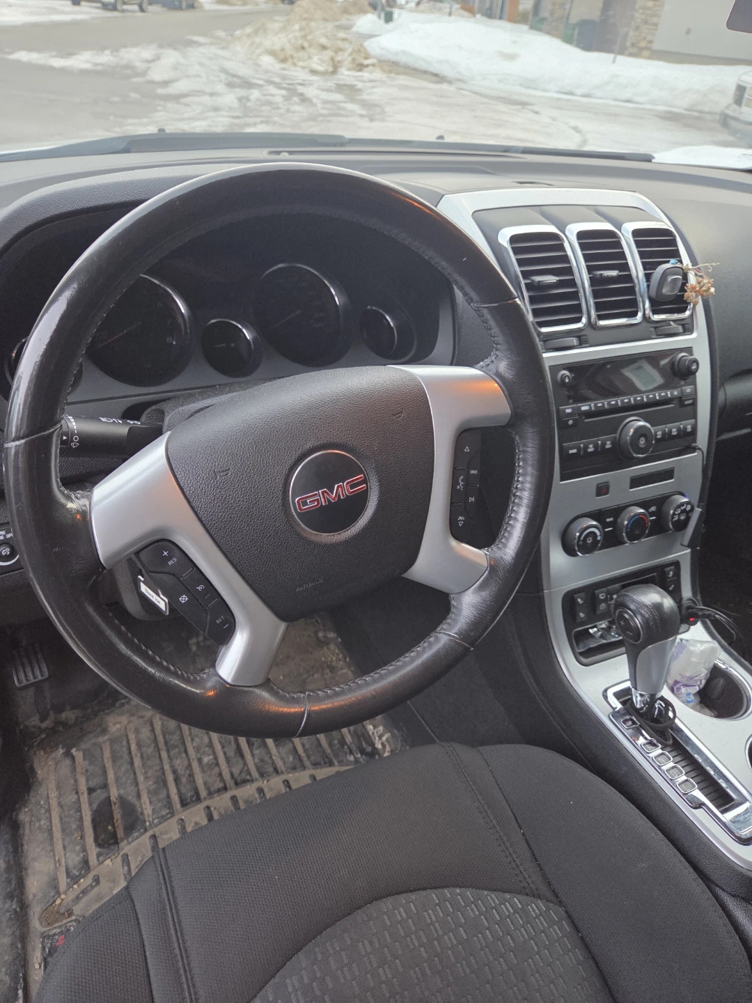 2011 GMC Acadia - photo 2