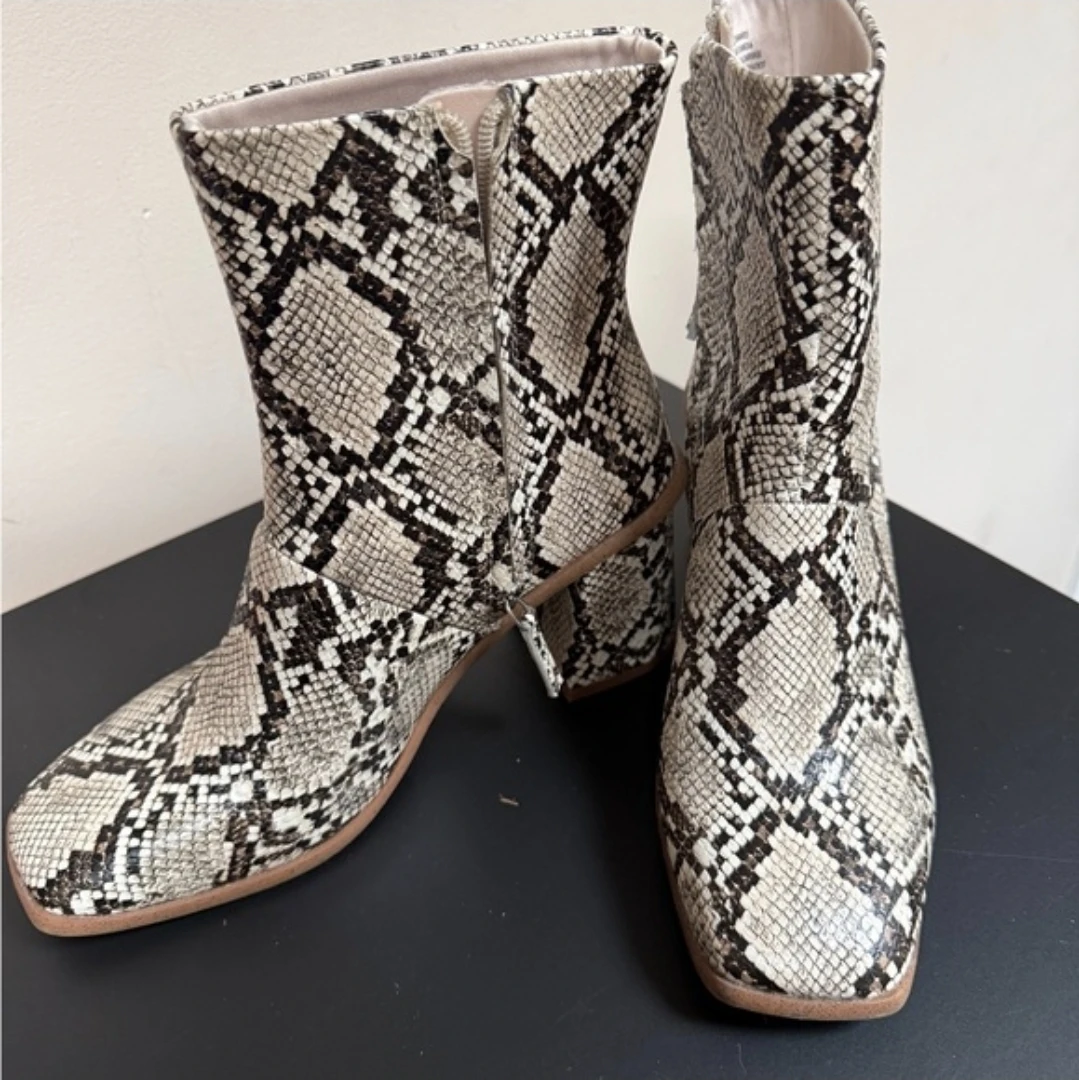 Snake-Print Women's Ankle Boots • Size 9 🌱