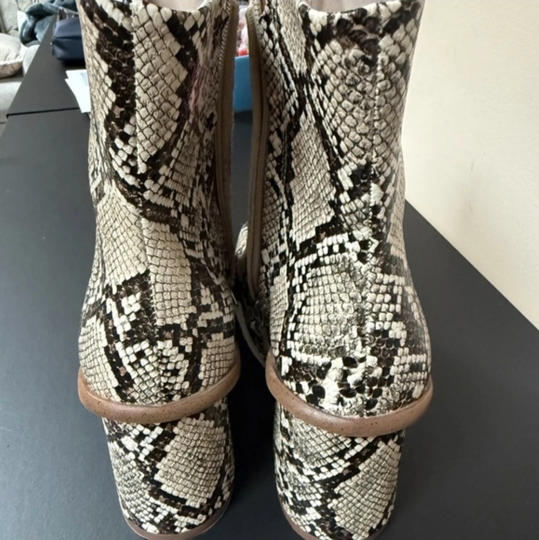 Snake-Print Women's Ankle Boots • Size 9 🌱 - photo 2