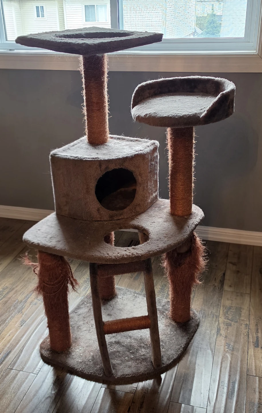 Multi-level Cat Tree with scratching posts