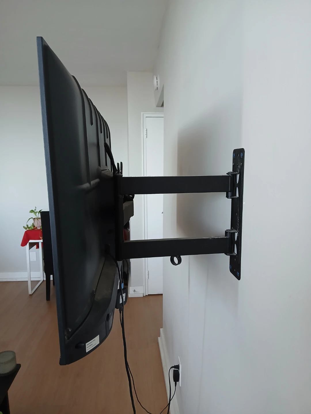 Hisense 40” Smart TV + Remote & Wall Mount - photo 3