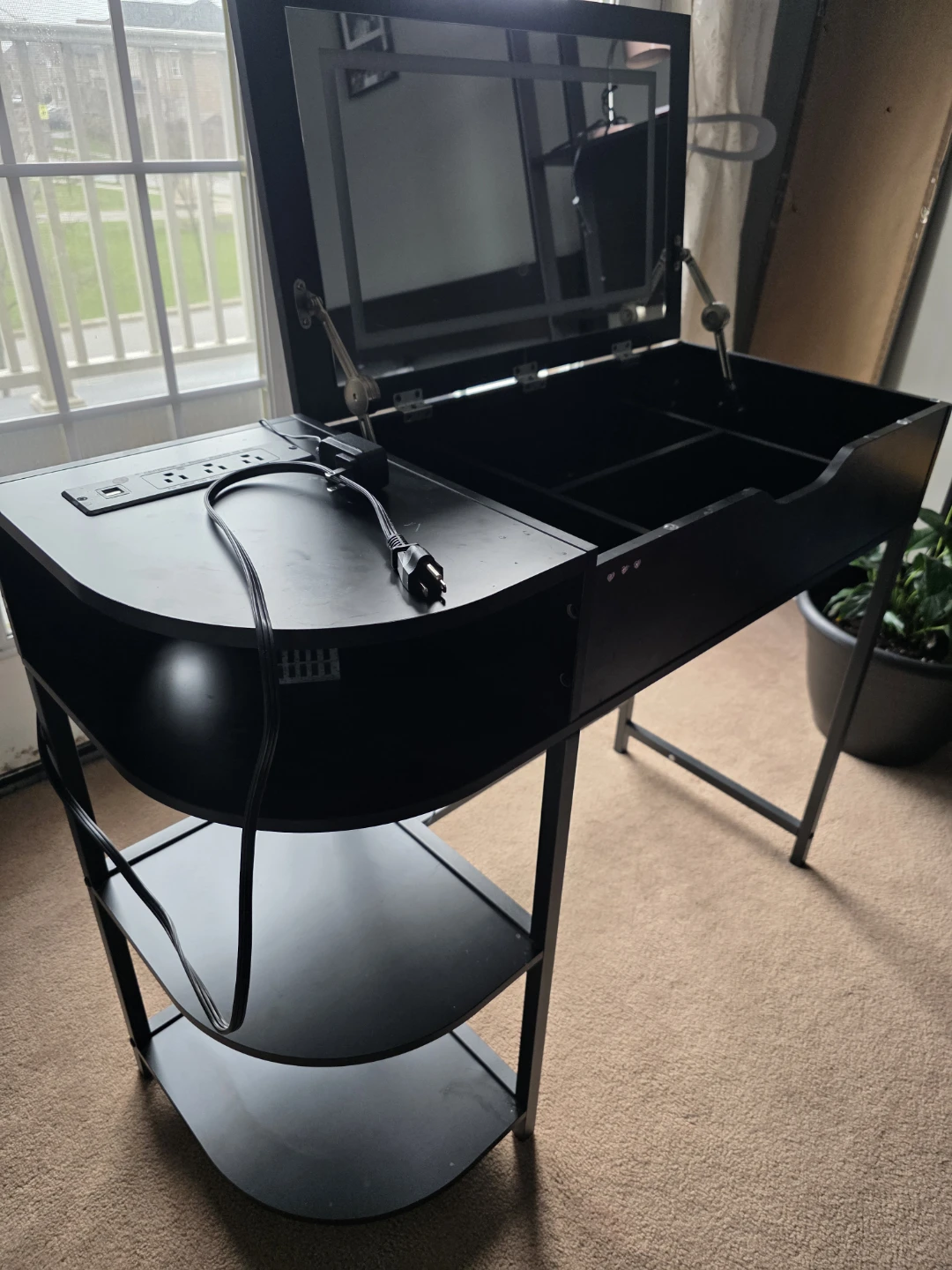 Desk - photo 3