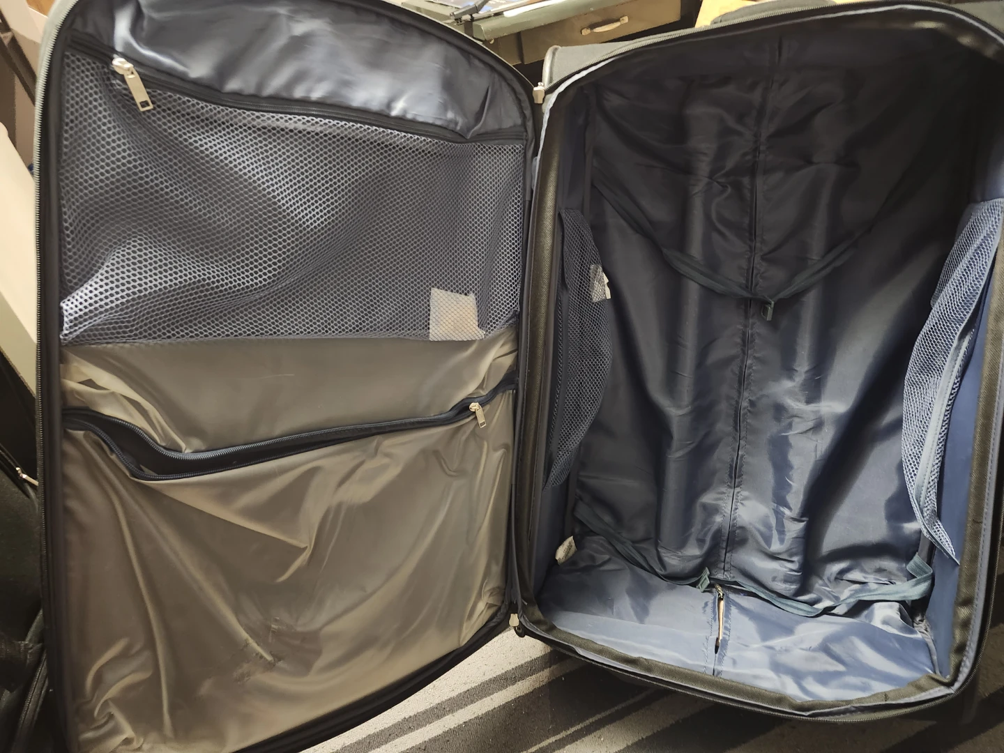 American Tourister Black Rolling Suitcase LARGE - photo 3
