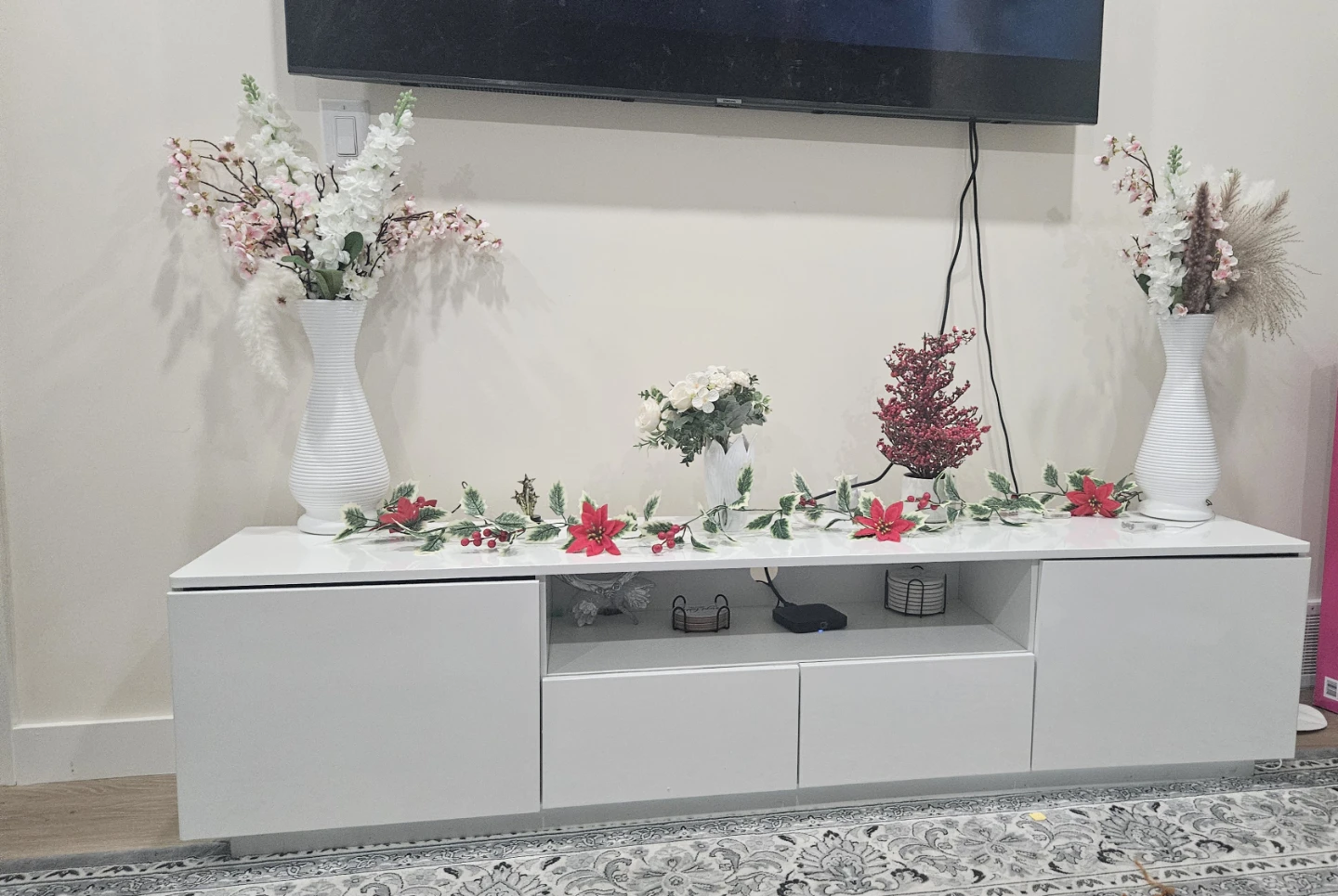 Modern White TV Stand – Excellent Condition - photo 3