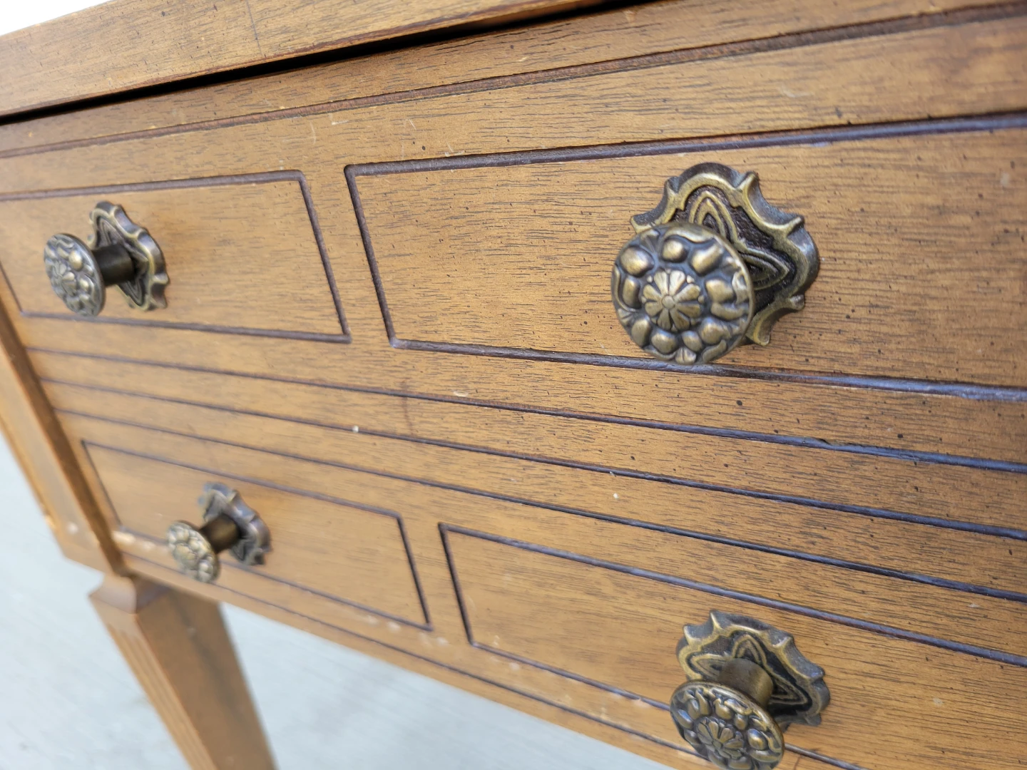 Beautiful Vintage Wooden End Table with Drawer. - photo 5
