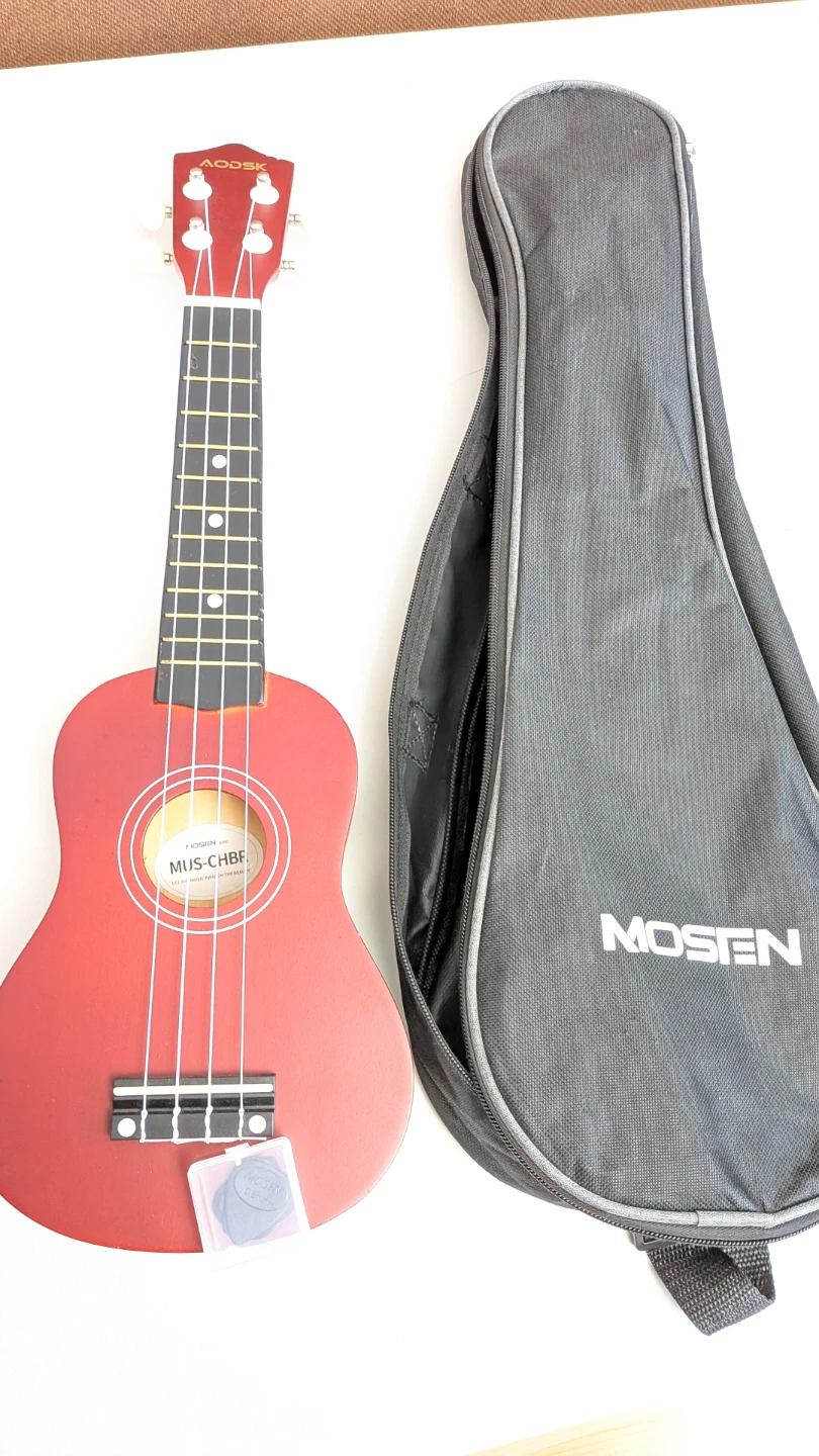 Mosen Red Ukulele with Gig Bag and Picks - photo 2