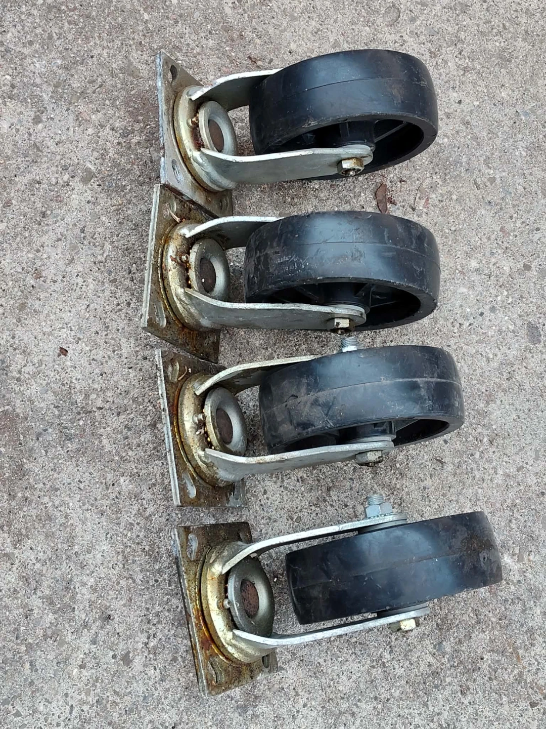Good condition swivel plate casters
