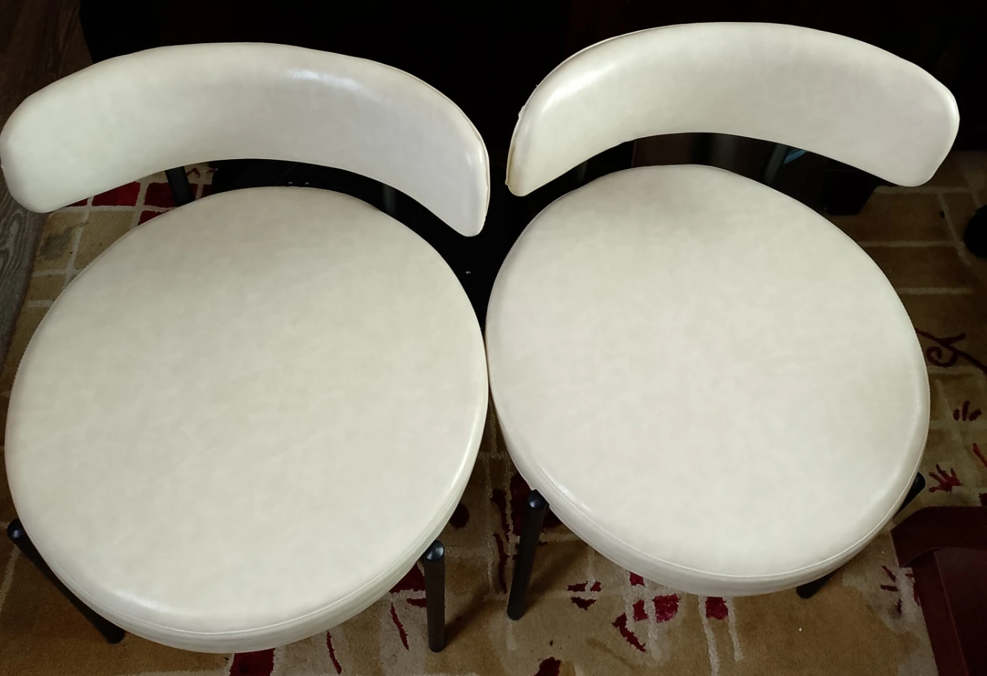 Pair of Cream leather Upholstered Chairs with Black Metal Legs - photo 3