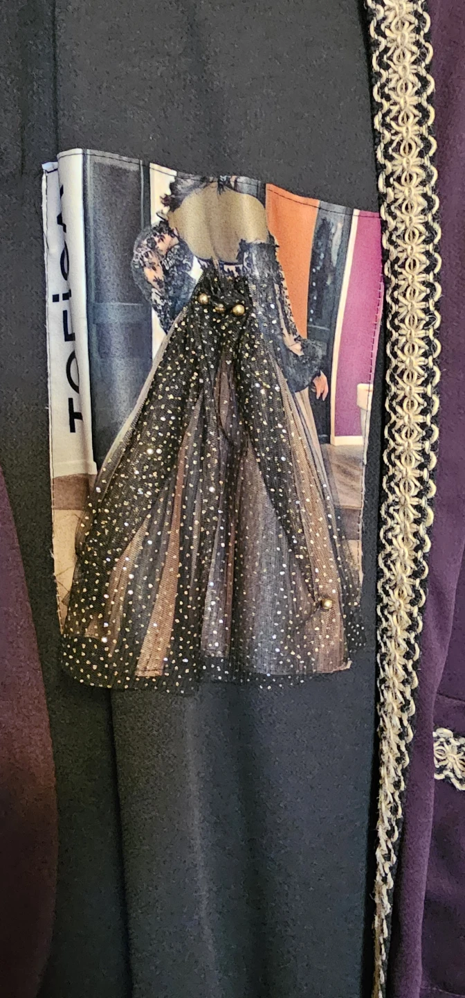 Purple abaya with decorative trim and graphic pocket - photo 4