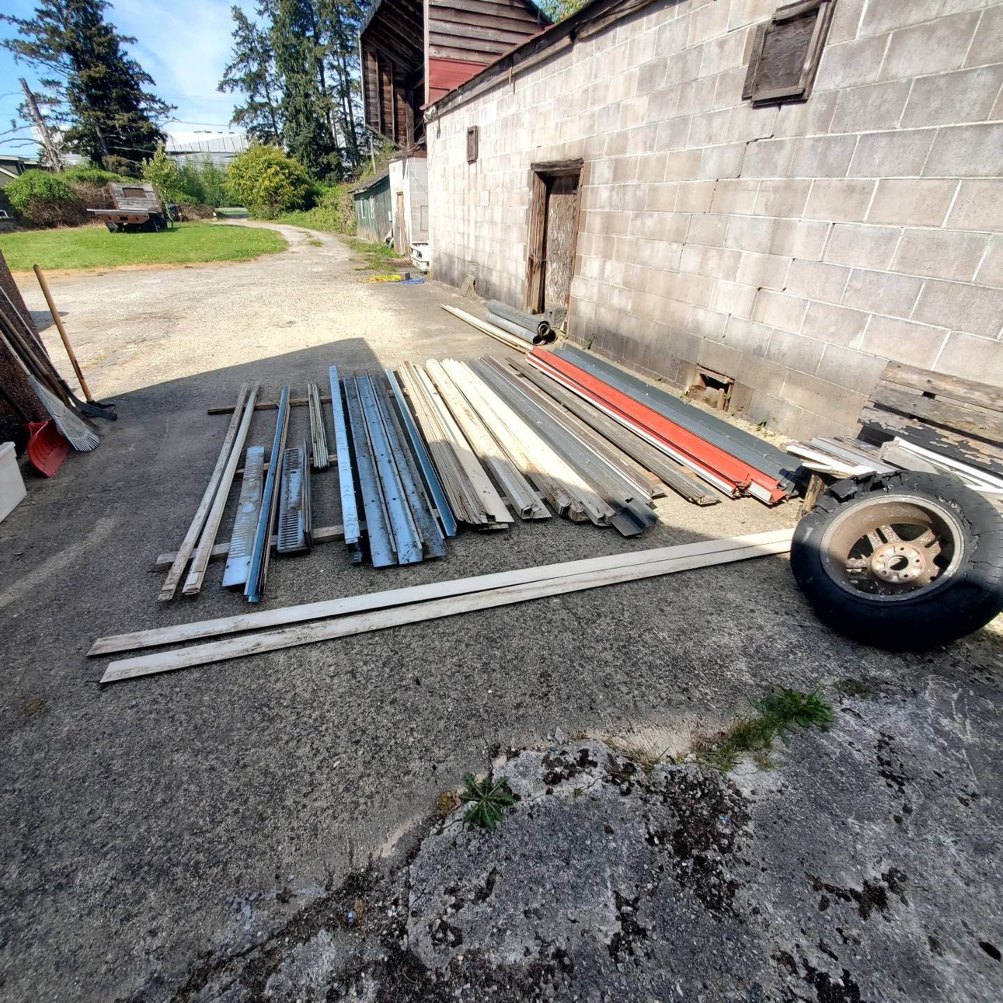 Various metal flashings of various angles. - photo 2
