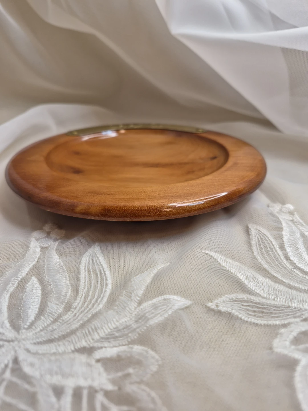 6 3/4" Round Retro Wooden Coin Change Dish w/Brass Emblem - photo 3