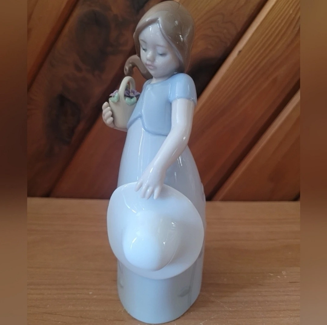 Lladro "Little Violet" Sculpture - photo 2